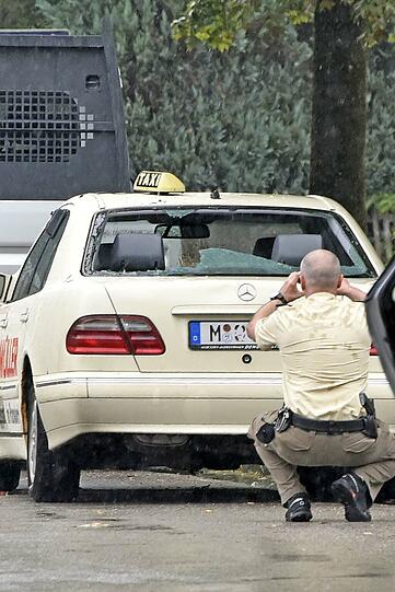 Der Radler flog durch die Scheibe und landete im Taxi.