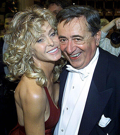Bauunternehmer Richard Lugner und Farrah Fawcett schmusen herum.