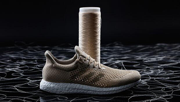 Spinnenseide-Sportschuh-Prototyp. Spinnenseide-Sportschuh-Prototyp.