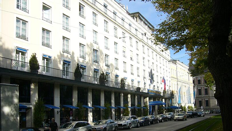 Vor dem Hotel Bayerischer Hof lauert Salvatore auf gutgläubige Opfer.