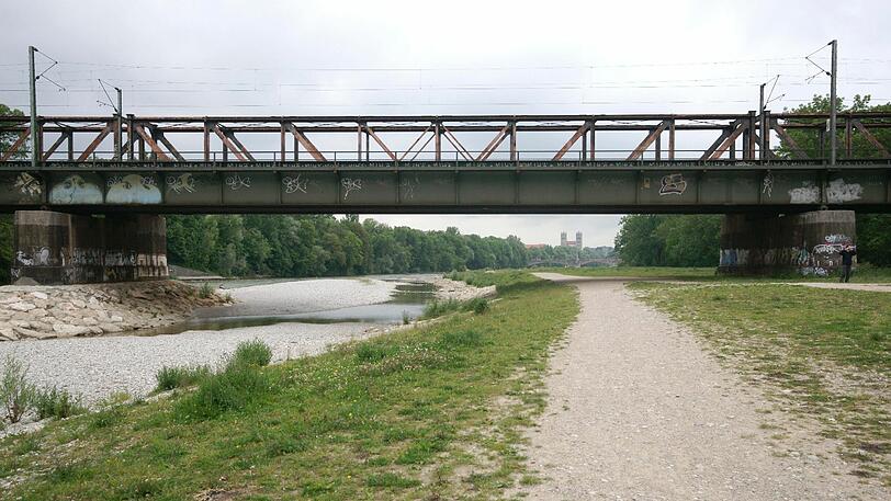 Die Braunauer Eisenbahnbrücke verbindet den Ostbahnhof mit dem Hauptbahnhof und ist dementsprechend viel befahren.