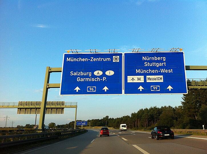Das linke Schild suggeriert Reisenden und Lkw-Fahrern sie müssten durch die Stadt fahren, sagt Alfred Nagel (CSU).