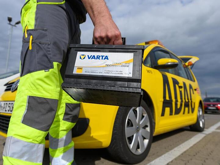 ADAC-Pannenhelfer werden am meisten für Probleme mit der Autobatterie gerufen.