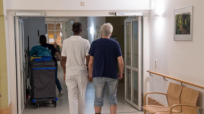 Von normalem Alltag kann keine Rede sein: Corona verbreitet sich wieder in den Pflegeheimen. Auch viele Mitarbeiter sind in Quarantäne. (Symbolbild)