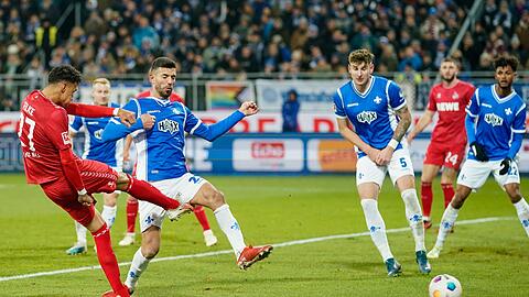 Davie Selke (l) schoss Köln im Kellerduell in Darmstadt zum Sieg.