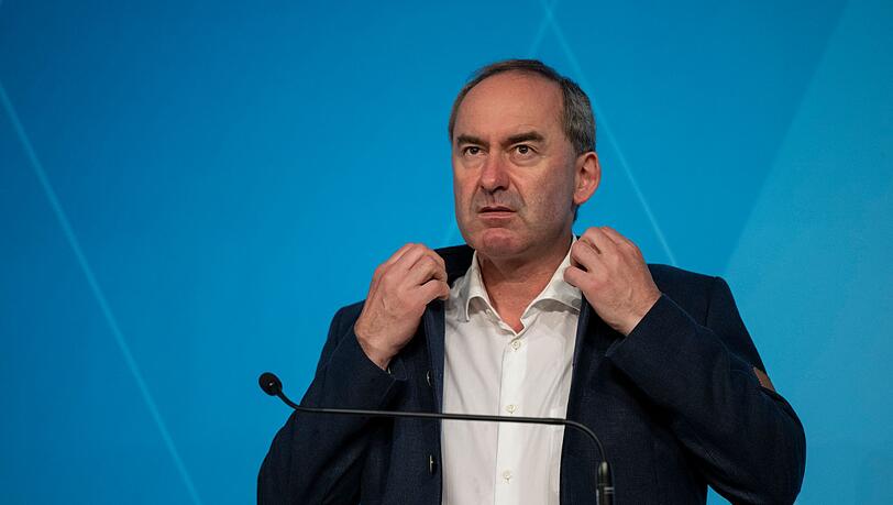 Bayerns Wirtschaftsminister Hubert Aiwanger (Freie Wähler) will mehr Tempo bei Infrastrukturmaßnahmen und fordert dafür auch Rückschritte bei Klagemöglichkeiten. (Archivbild)