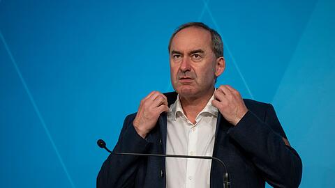 Bayerns Wirtschaftsminister Hubert Aiwanger (Freie Wähler) will mehr Tempo bei Infrastrukturmaßnahmen und fordert dafür auch Rückschritte bei Klagemöglichkeiten. (Archivbild)