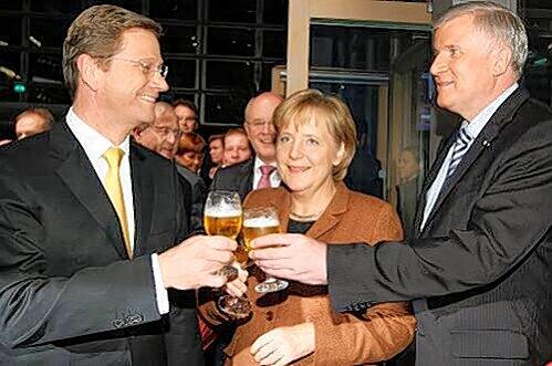 Auf uns, trotz allem! Guido Westerwelle, Angela Merkel und Horst Seehofer prosten sich nach der, nicht ganz reibungslosen, Unterzeichnung des Koalitionsvertrages zu.