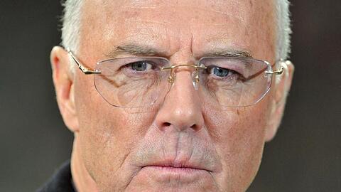 Franz Beckenbauer über eine Verpflichtung von Manuel Neuer:  &bdquo;Man hätte vielleicht eher handeln  müssen"
