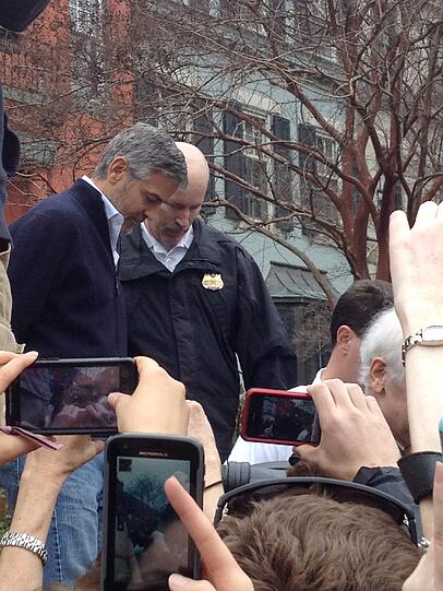 Hollywood-Star George Clooney und sein Vater Nick sind bei einer Protestkundgebung vor der sudanesischen Botschaft in Washington festgenommen worden. Das US-Fernsehen zeigte, wie die beiden in Handschellen von Polizisten abgeführt wurden - sehen Sie hier die Bilder...