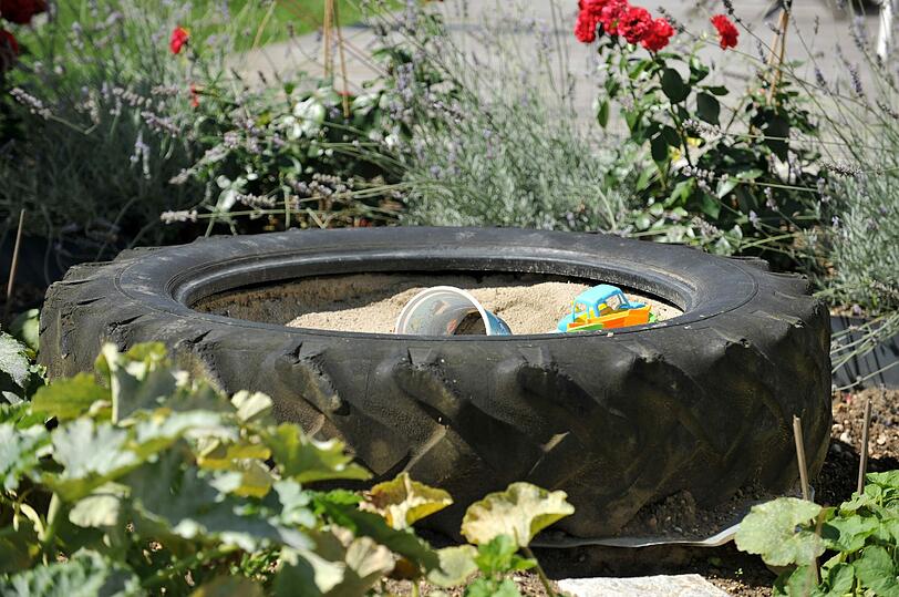 Im Sandkasten liegt noch das Spielzeug der Kinder.