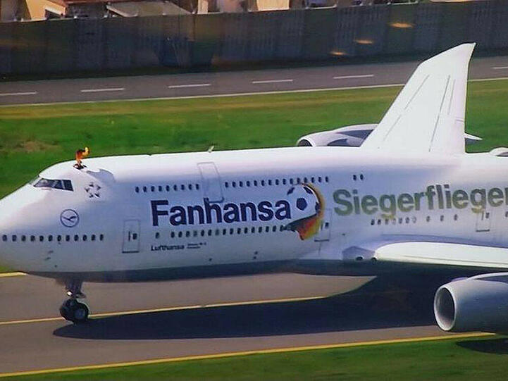 Der Siegerflieger nach seiner Landung in Berlin