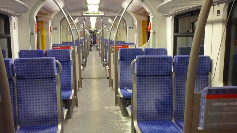 Während der Auseinandersetzung ging eine der Trennscheiben in der S-Bahn zu Bruch &ndash; die Bundespolizei ermittelt deswegen auch wegen Sachbeschädigung.