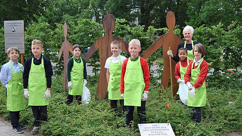 Die Drittklässler der Reinhard-Wallbrecher-Grundschule in Solln und die Sollnerin Liselotte Schneider kümmern sich künftig um das Mahnmal.