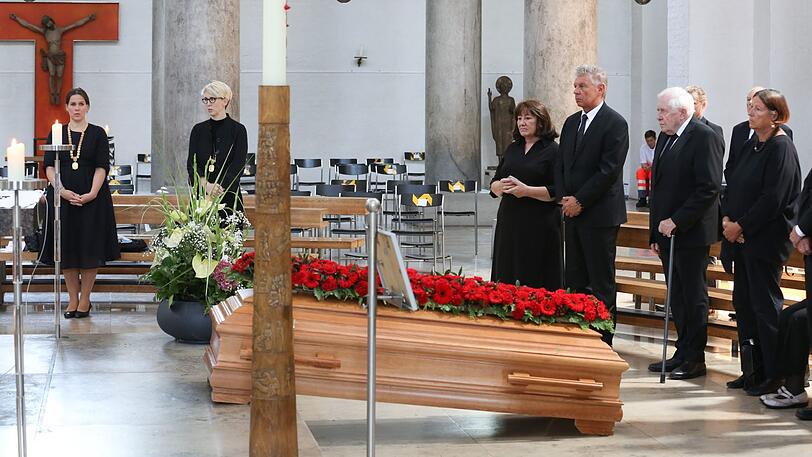 Der Trauergottesdienst für den verstorbenen Alt-OB Hans-Jochen Vogel fand im kleinen Rahmen statt. Oberbürgermeister Dieter Reiter sowie die Bürgermeisterinnen Katrin Habenschaden und Verena Dietl nahmen als Vertreter der Stadt München teil.