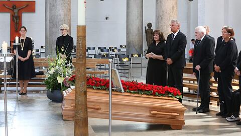 Der Trauergottesdienst für den verstorbenen Alt-OB Hans-Jochen Vogel fand im kleinen Rahmen statt. Oberbürgermeister Dieter Reiter sowie die Bürgermeisterinnen Katrin Habenschaden und Verena Dietl nahmen als Vertreter der Stadt München teil.