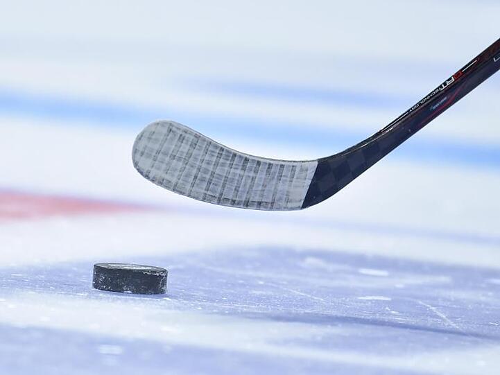 Ein Eishockey-Spieler spielt einen Puck. Foto: Uwe Anspach/Archivbild
