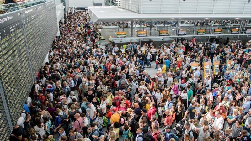 Zahlreiche Fluggäste warten am Flughafen in München am Terminal 2 auf ihre Flüge. Foto: Matthias Balk/Archivbild