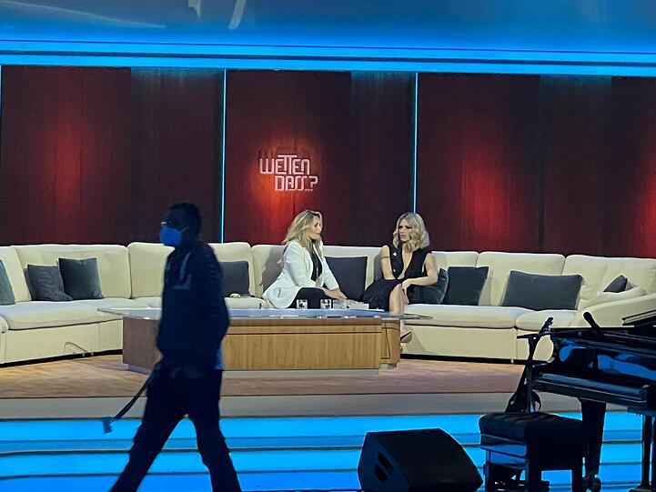Plausch unter Frauen: Helene Fischer und Michelle Hunziker unterhalten sich angeregt miteinander.