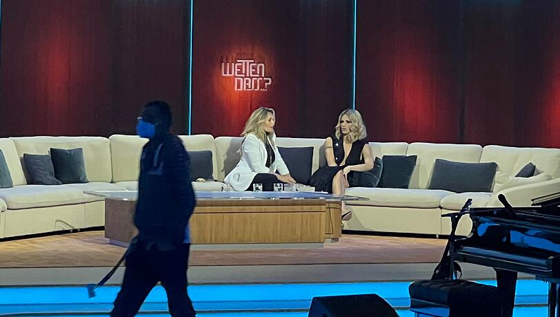 Plausch unter Frauen: Helene Fischer und Michelle Hunziker unterhalten sich angeregt miteinander. Plausch unter Frauen: Helene Fischer und Michelle Hunziker unterhalten sich angeregt miteinander.