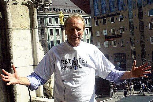 Bürgermeister Hep Monatzeder unterstützte 2004 die AZ-Aktion "Rettet die Löwen". Am 17. Mai ehrt er die Bayern im Rathaus.
