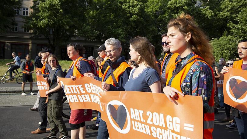 Schon im Mai haben Unterstützer in Berlin dagegen demonstriert, dass die Klimaaktivisten der "Letzten Generation" als kriminelle Vereinigung eingestuft werden. Genau wegen dieses Verdachts haben Ermittler im Freistaat Telefone abgehört.