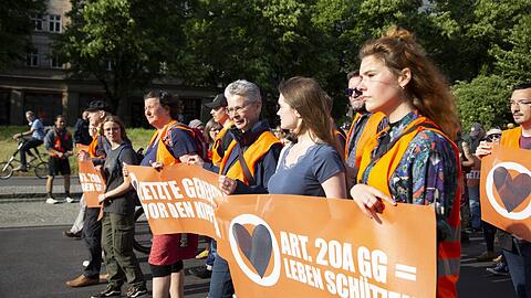 Schon im Mai haben Unterstützer in Berlin dagegen demonstriert, dass die Klimaaktivisten der "Letzten Generation" als kriminelle Vereinigung eingestuft werden. Genau wegen dieses Verdachts haben Ermittler im Freistaat Telefone abgehört.