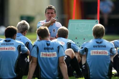 Marco Kurz darf weitermachen - vorerst. Ob er die Mannschaft wieder erreichen kann?