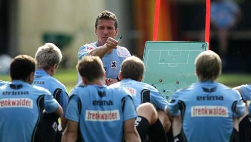 Marco Kurz darf weitermachen - vorerst. Ob er die Mannschaft wieder erreichen kann? Marco Kurz darf weitermachen - vorerst. Ob er die Mannschaft wieder erreichen kann?