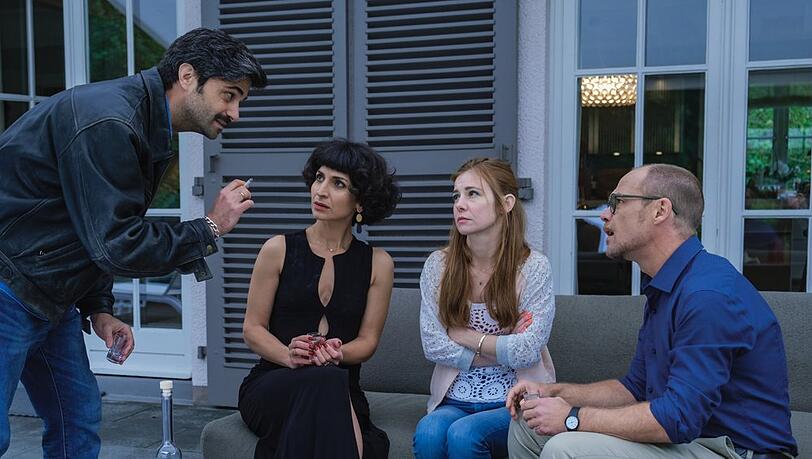 "Gäste zum Essen": Monika (Josefine Preuß, 2.v.r.) ist es unangenehm, dass ihr Mann Viktor (Maximilian Grill, l.) die Gastgeber Soraya (Neda Rahmanian) und André (Matthias Koeberlin) provoziert.