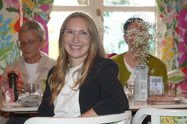 Die Psychologin Franca Cerutti ist nach München gekommen, um die Botschaft des Haferdrink-Herstellers Oatly psychologisch zu untermauern. Bei einem veganen Brunch in der Trattoria Giorgia gab sie Anregungen zum Umdenken.