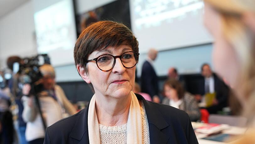 Saskia Esken will trotz des Wahldesasters SPD-Parteichefin bleiben. (Archivbild)