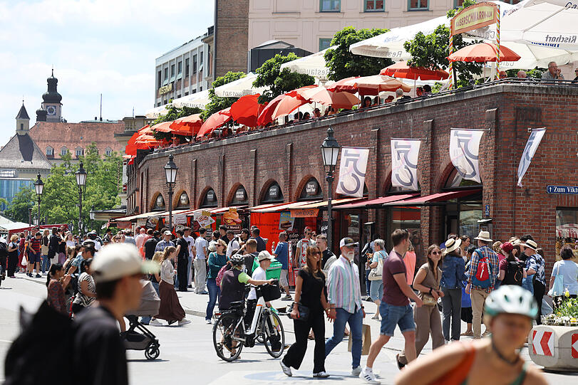 Der berühmte Viktualienmarkt: Für Touristen ein Muss, ebenso wie eine Leberkässemmel an der Metzgerzeile.