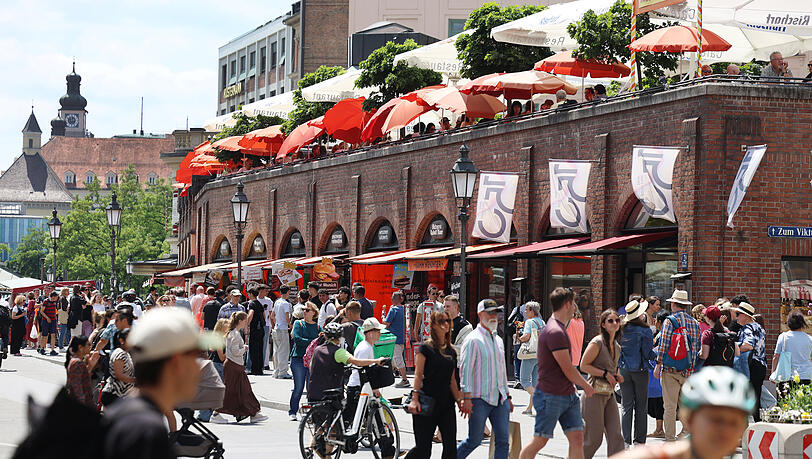 Der berühmte Viktualienmarkt: Für Touristen ein Muss, ebenso wie eine Leberkässemmel an der Metzgerzeile.