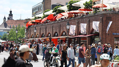 Der berühmte Viktualienmarkt: Für Touristen ein Muss, ebenso wie eine Leberkässemmel an der Metzgerzeile.