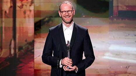 Der norwegische Regisseur Joachim Trier r&auml;umte mit seinem Film "Sentimental Value" in Berlin ab.