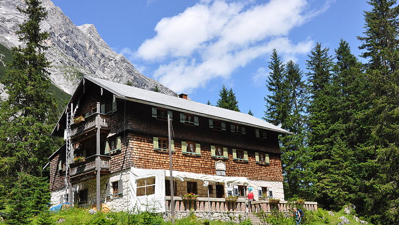 Zahlreiche bewirtschaftete DAV-Hütten beteiligen sich an der Übernachtungsaktion im Sommer – darunter auch die Reintalangerhütte. Zahlreiche bewirtschaftete DAV-Hütten beteiligen sich an der Übernachtungsaktion im Sommer – darunter auch die Reintalangerhütte.