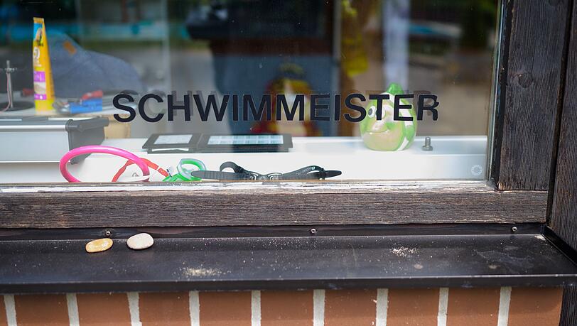 Der Bundesverband Deutscher Schwimmmeister fordert schärfere Regeln für Kinder und Jugendliche, die nicht gut schwimmen können. (Symbolbild) Der Bundesverband Deutscher Schwimmmeister fordert schärfere Regeln für Kinder und Jugendliche, die nicht gut schwimmen können. (Symbolbild)