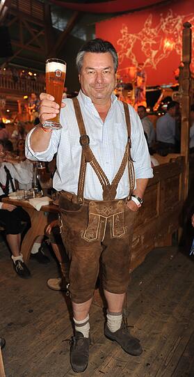 Stilecht mit Weißbier: Waldi Hartmann lässt sich den Gerstensaft schmecken.