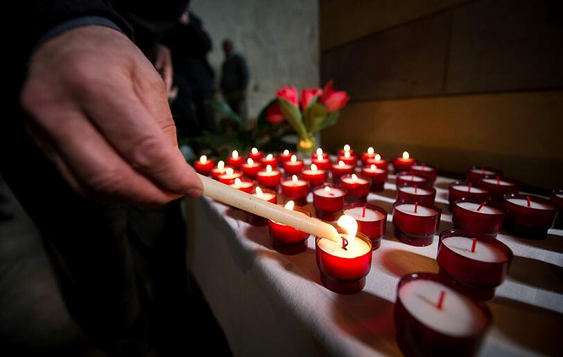 In der Kathedrale der Gemeinde Digne-les-Bains haben am Samstag Hunderte Menschen der Opfer des Flugzeugabsturzes vom Dienstag gedacht.
