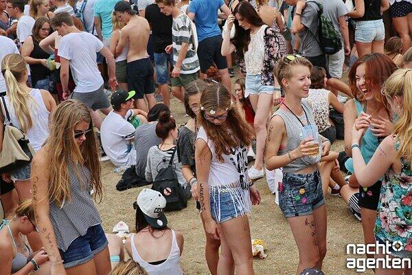 Etliche Musikbegeisterte tummelten sich am Samstag beim "Oben Ohne Open Air" auf dem Königsplatz.