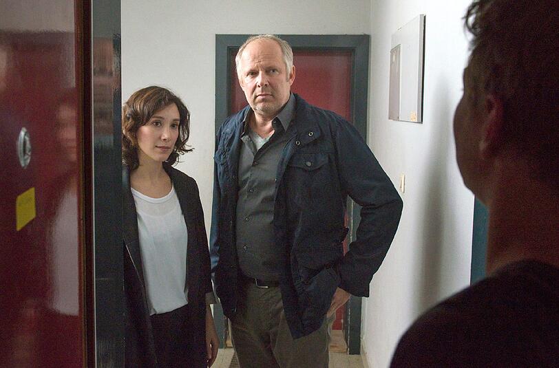 Die Tatort-Kommissare Klaus Borowski und Sarah Brandt entdecken bei ihren Ermittlungen im Umfeld des Toten einen Abgrund aus Armut und Gleichgültigkeit.