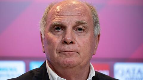 Bayerns Ehrenpräsident Uli Hoeneß muss sich Arroganz-Vorwürfe aus Dortmund gefallen lassen.