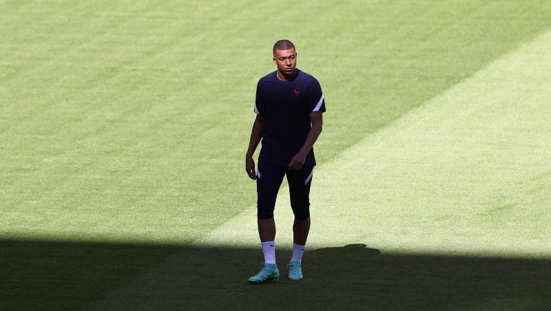 Kylian Mbappé steht beim Abschlusstraining Frankreichs auf dem Platz.
