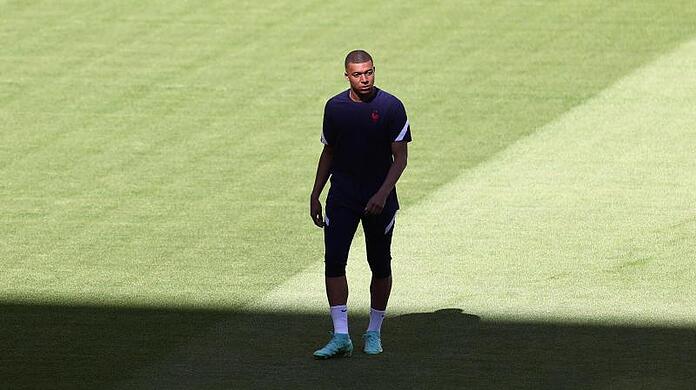 Kylian Mbappé steht beim Abschlusstraining Frankreichs auf dem Platz.