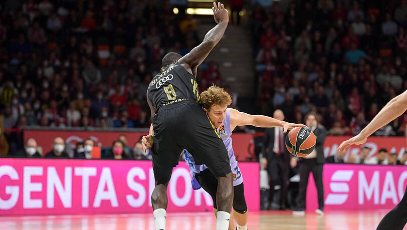 Othello Hunter (FC Bayern) und Rokas Jokubaitis (FC Barcelona) beim Spiel im Audi Dome.
