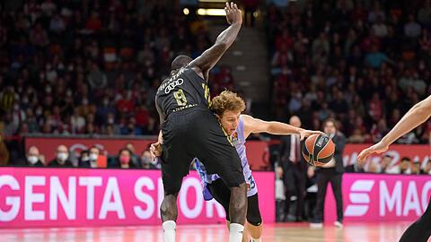 Othello Hunter (FC Bayern) und Rokas Jokubaitis (FC Barcelona) beim Spiel im Audi Dome.