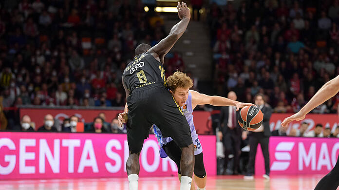 Othello Hunter (FC Bayern) und Rokas Jokubaitis (FC Barcelona) beim Spiel im Audi Dome.
