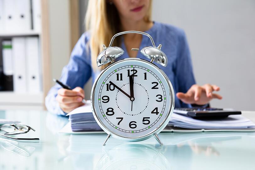 Wie beim Arbeitspensum sollten Sie sich auch bei der Arbeitszeit nur einen überschaubaren Rahmen vornehmen, der auf jeden Fall zu bewältigen ist. Gerade am Beginn des Anti-Prokrastinations-Trainings sollte die Zeitspanne eher kürzer sein. Idealerweise sind es auch nur zwei Timeslots am Tag. Ist die vorab festgelegte Zeit rum, hören Sie auf mit der Tätigkeit, auch wenn sie noch nicht vollendet ist. Wie beim Arbeitspensum sollten Sie sich auch bei der Arbeitszeit nur einen überschaubaren Rahmen vornehmen, der auf jeden Fall zu bewältigen ist. Gerade am Beginn des Anti-Prokrastinations-Trainings sollte die Zeitspanne eher kürzer sein. Idealerweise sind es auch nur zwei Timeslots am Tag. Ist die vorab festgelegte Zeit rum, hören Sie auf mit der Tätigkeit, auch wenn sie noch nicht vollendet ist.