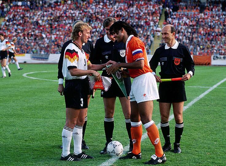 ... und Andy Brehme allerdings nicht von Erfolg gekrönt: Ruud Gullit und Co. setzten sich mit 3:1 durch. Für die Tore hatten Frank Rijkaard, Rob Witschge und Dennis Bergkamp sowie auf deutscher Seite Jürgen Klinsmann gesorgt. Beide Teams qualifizierten sich aber später für das Halbfinale, in dem "Oranje" überraschend an Dänemark (4:5 nach Elfmeterschießen) scheiterte. Auch das deutsche Team zog nach dem 3:2-Halbfinalsieg gegen Gastgeber Schweden im Endspiel gegen Außenseiter Dänemark (0:2) den Kürzeren.